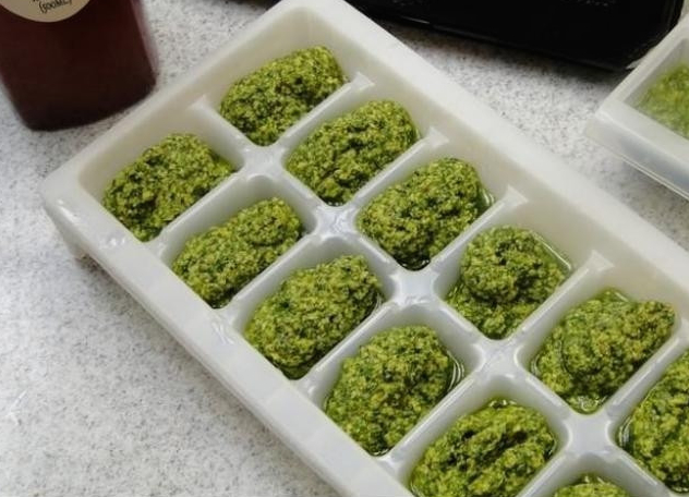 Lifehacks for your ice cube trays: They can be used not only for ice cream, but also for chocolate and other things.