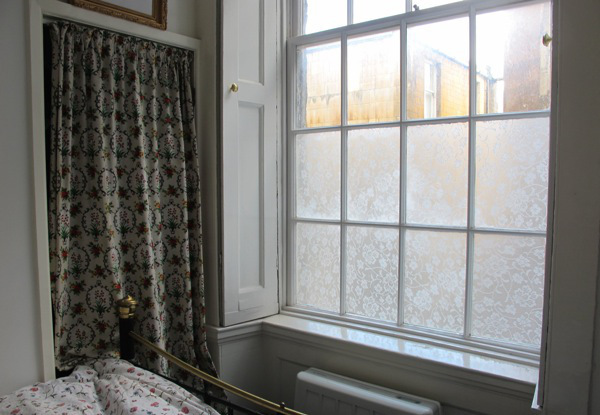 With cornstarch and top make the ideal privacy for the window.